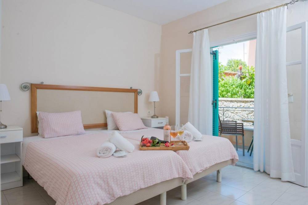 One-Bedroom Apartment with Pool View - Accommodation