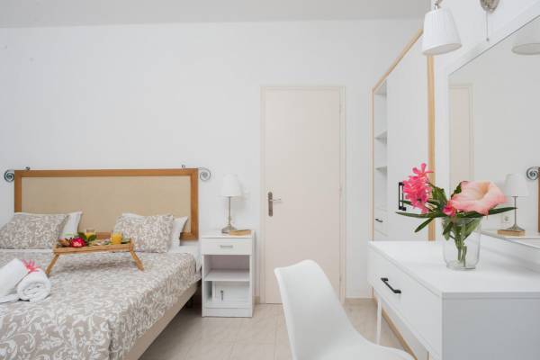 One-Bedroom Apartment with Pool View